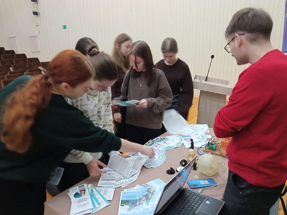 05 «Политех» на Едином дне профориентационной работы «Ярмарка профессий» в ГУО «Средняя школа №13 г. Жлобина имени В.В. Гузова» 05 «Политех» на Едином дне профориентационной работы «Ярмарка профессий» в ГУО «Средняя школа №13 г. Жлобина имени В.В. Гузова»