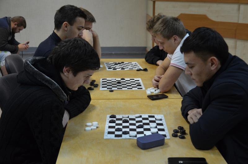 В общежитиях прошли соревнования по шашкам и шахматам