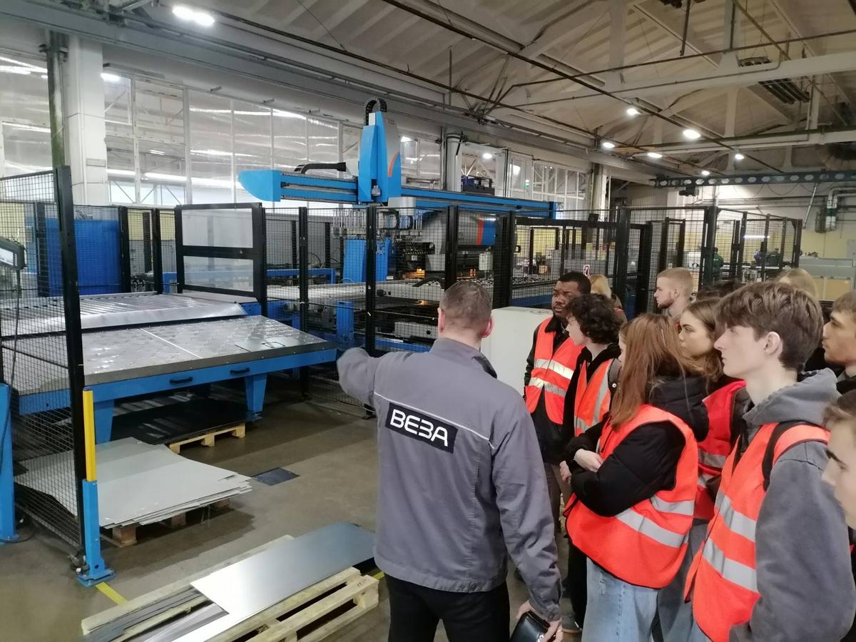 2 Студенты посетили с экскурсией ИУП "Веза Гомель"