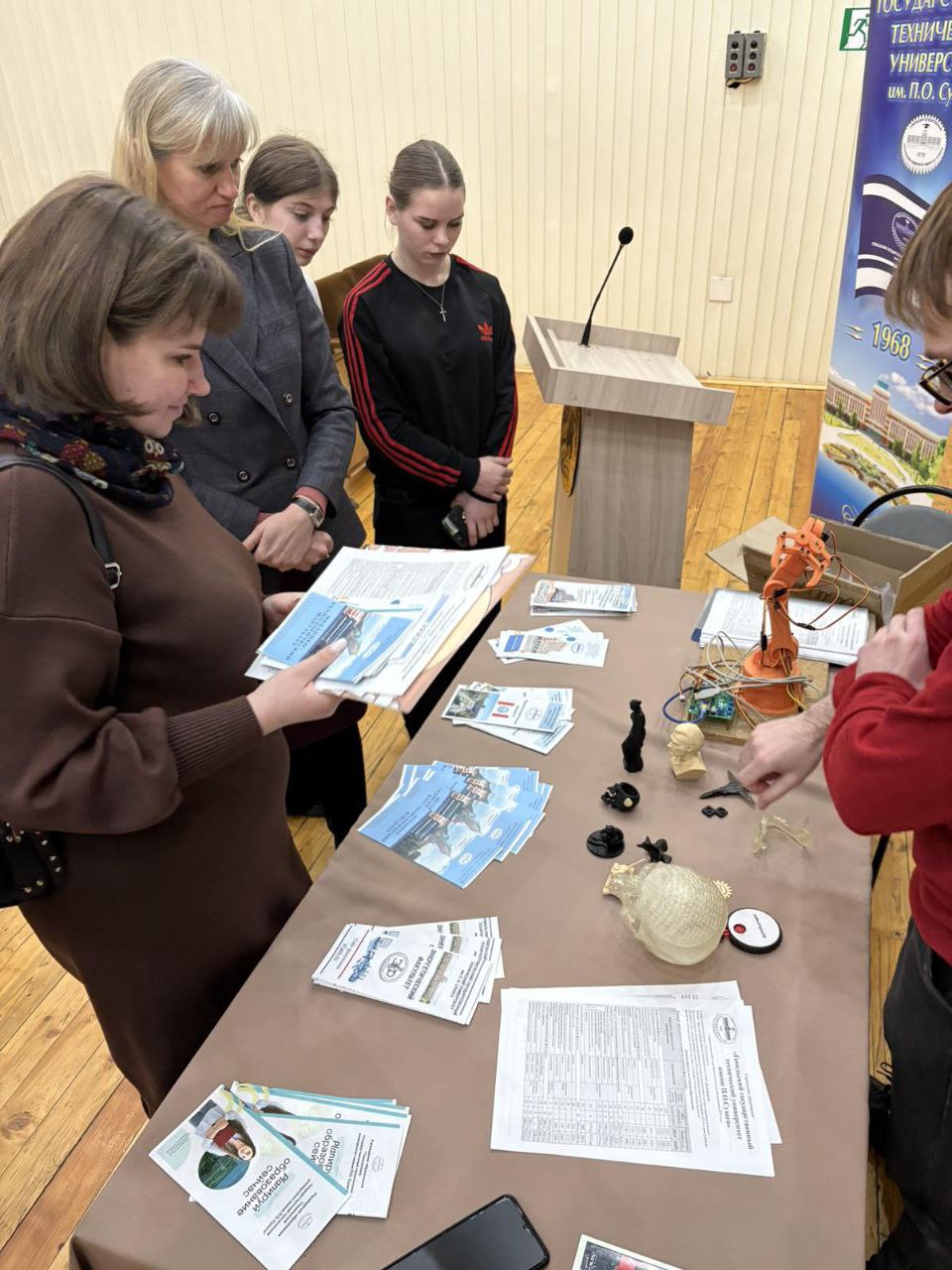 08 «Политех» на Едином дне профориентационной работы «Ярмарка профессий» в ГУО «Средняя школа №13 г. Жлобина имени В.В. Гузова» 08 «Политех» на Едином дне профориентационной работы «Ярмарка профессий» в ГУО «Средняя школа №13 г. Жлобина имени В.В. Гузова»