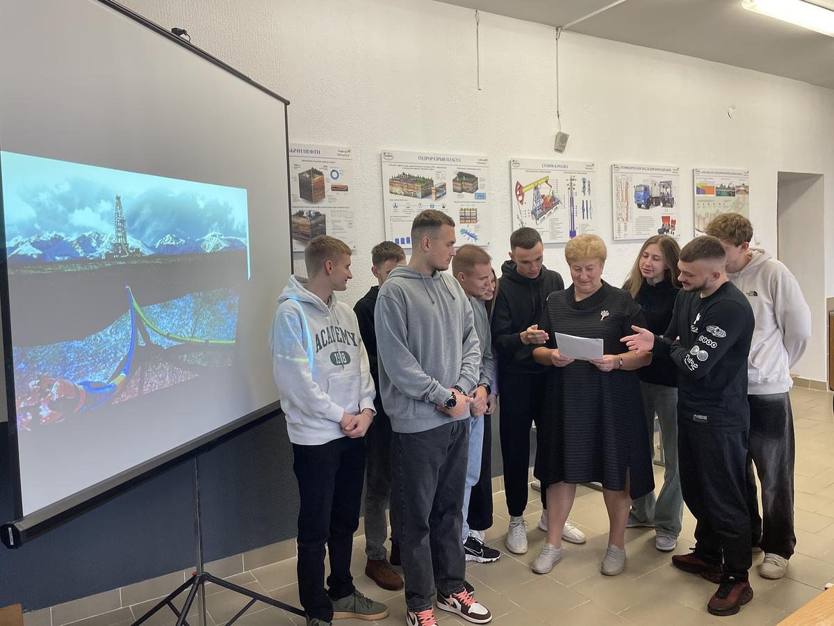 Студенты специальности «Разработка и эксплуатация нефтяных и газовых месторождений» успешно защитили курсовые работы в формате научных докладов