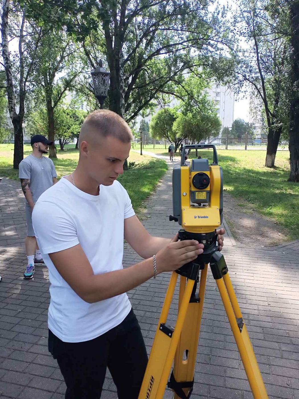 Студенты МСФ группы НР-41 проходят геодезическую практику в зелёной зоне г. Гомеля