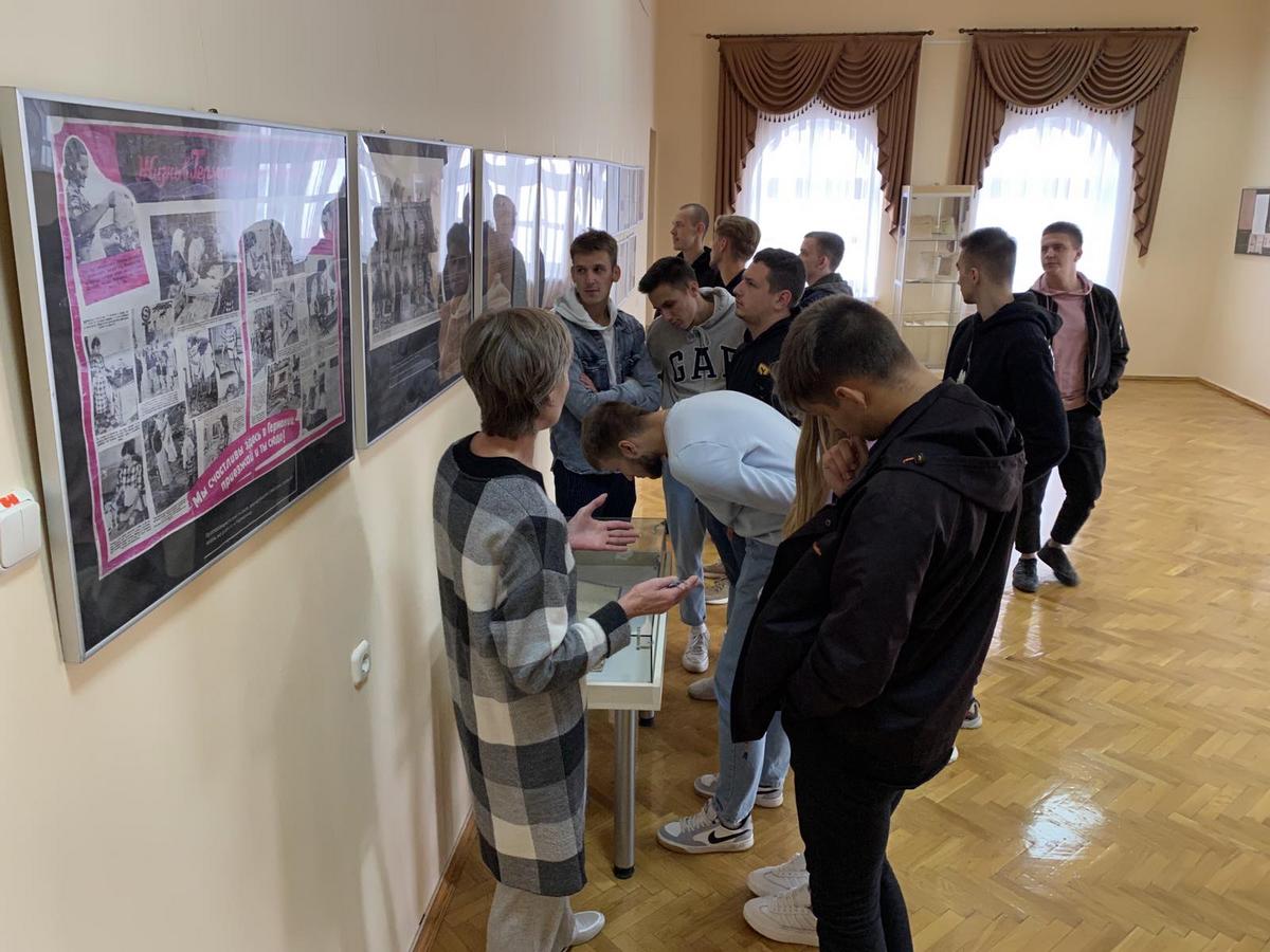 В рамках мероприятий, приуроченных к году исторической памяти, студенты машиностроительного факультета посетили выставку «Мы не рабы», посвящённую судьбам белорусов угнанных в Германию во время Великой Отечественной войны