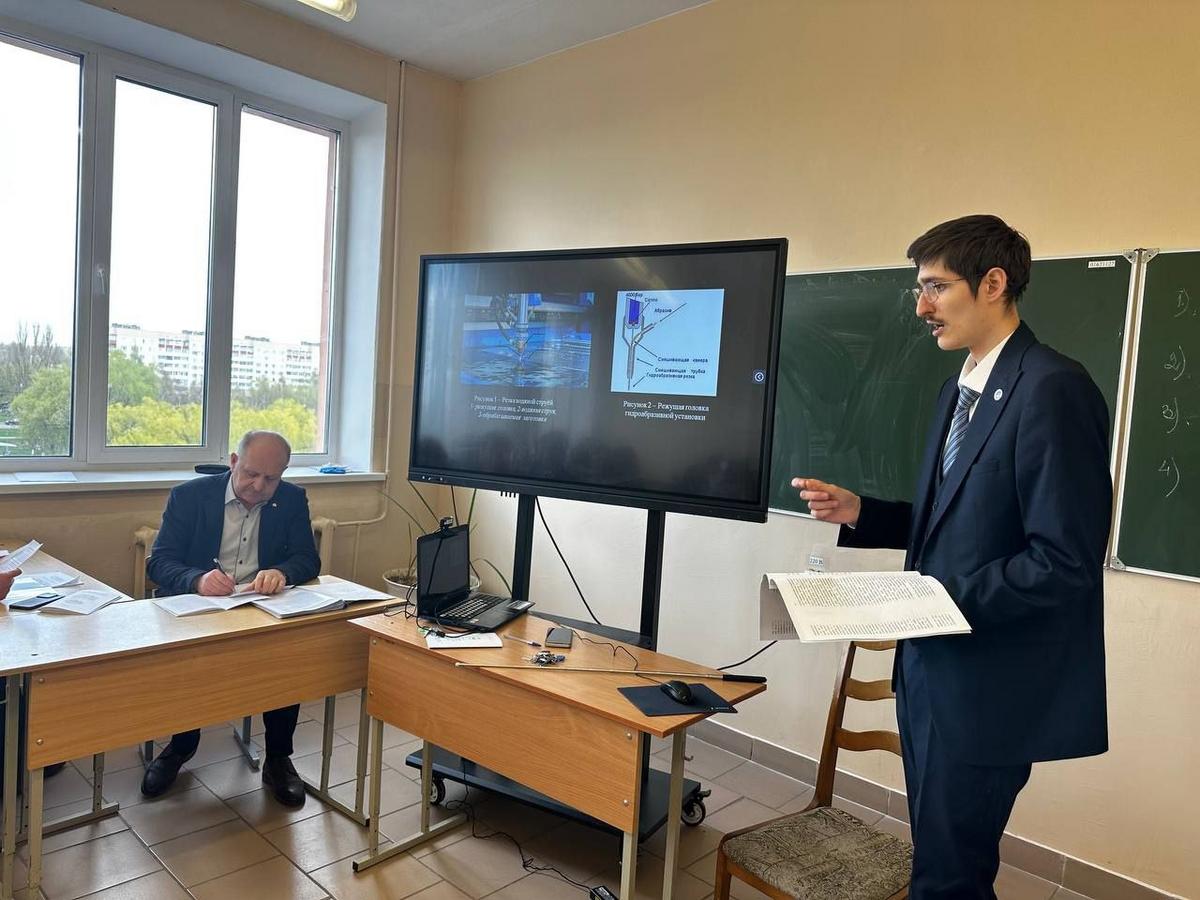 8 Работа секции "Машиностроение и Нефтегазразработка" на международной студенческой конференции