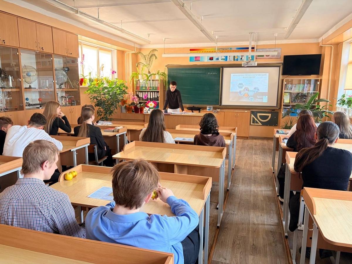 3 Студенты МСФ на профориентации