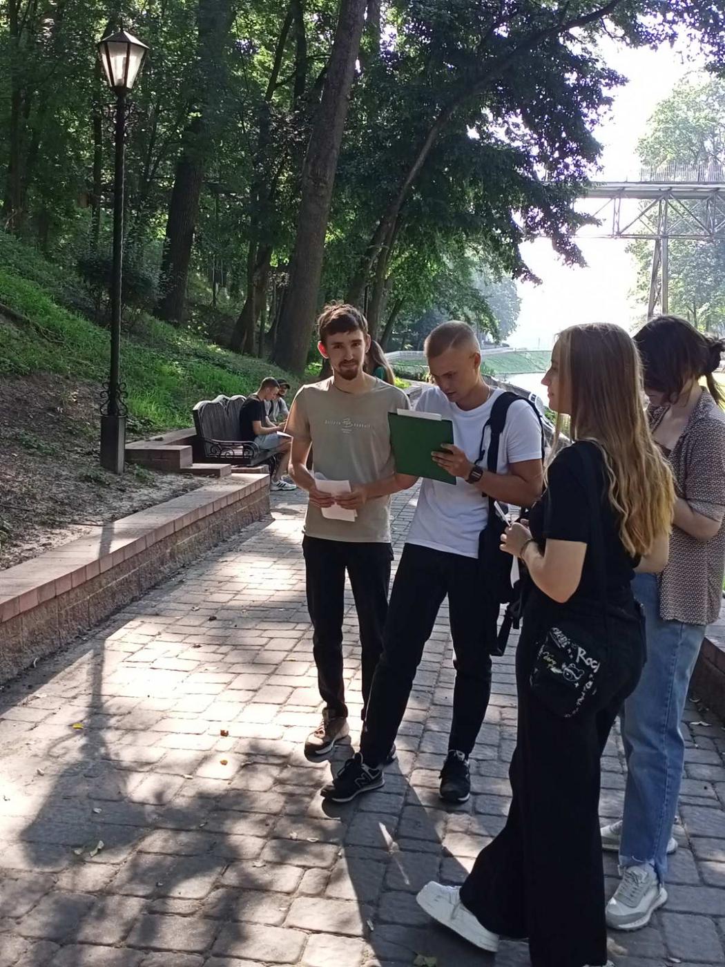 Студенты МСФ группы НР-41 проходят геодезическую практику в зелёной зоне г. Гомеля