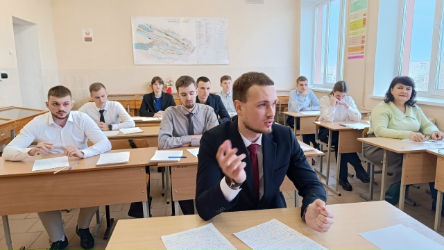 Экзамен по специальным дисциплинам у студентов группы специальности «Разработка и эксплуатация нефтяных и газовых месторождений» Экзамен по специальным дисциплинам у студентов группы специальности «Разработка и эксплуатация нефтяных и газовых месторождений»