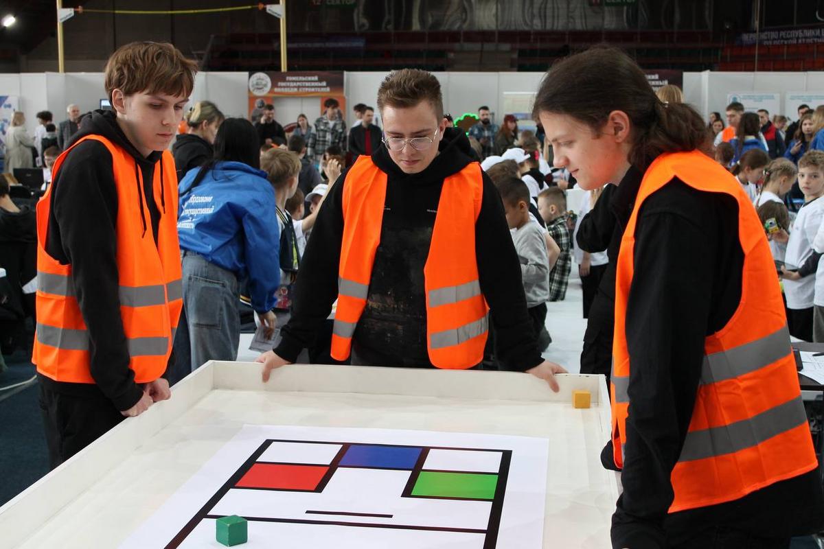 5 Студенты МСФ на турнире по робототехнике