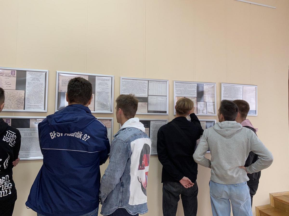 В рамках мероприятий, приуроченных к году исторической памяти, студенты машиностроительного факультета посетили выставку «Мы не рабы», посвящённую судьбам белорусов угнанных в Германию во время Великой Отечественной войны