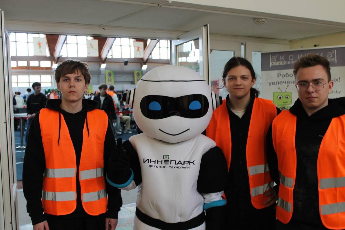 3 Студенты МСФ на турнире по робототехнике
