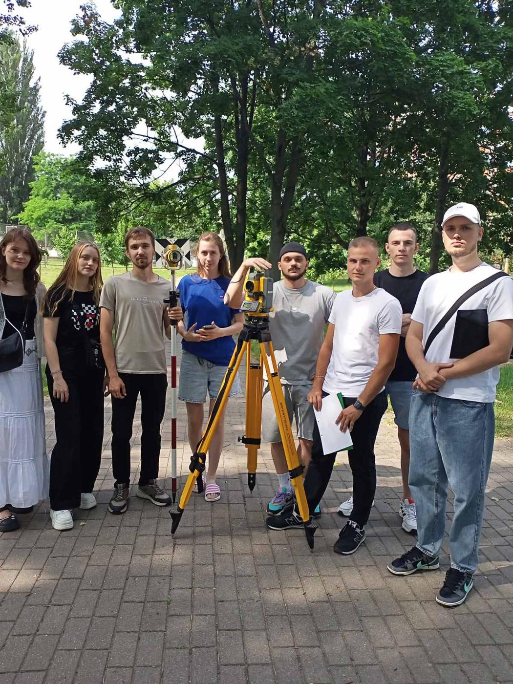 Студенты МСФ группы НР-41 проходят геодезическую практику в зелёной зоне г. Гомеля