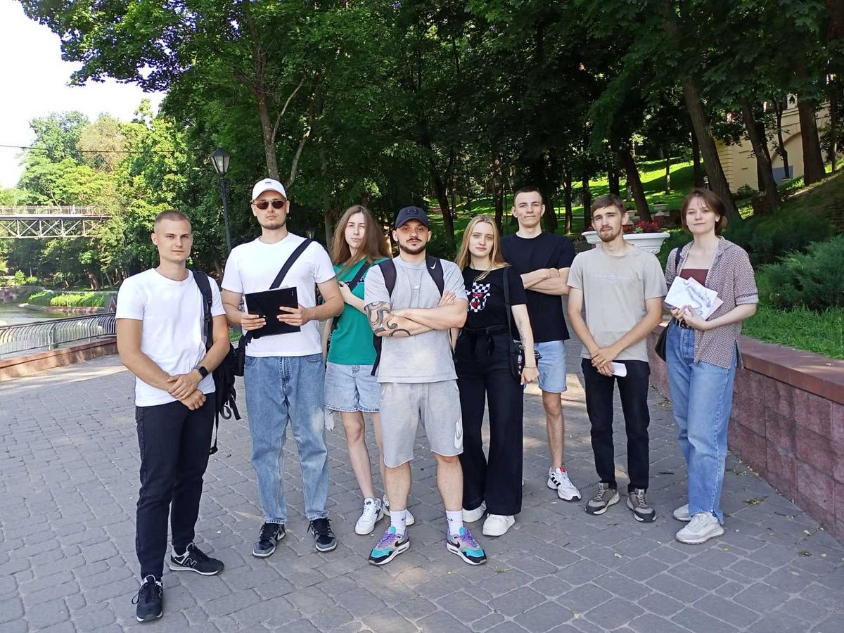 Студенты МСФ группы НР-41 проходят геодезическую практику в зелёной зоне г. Гомеля