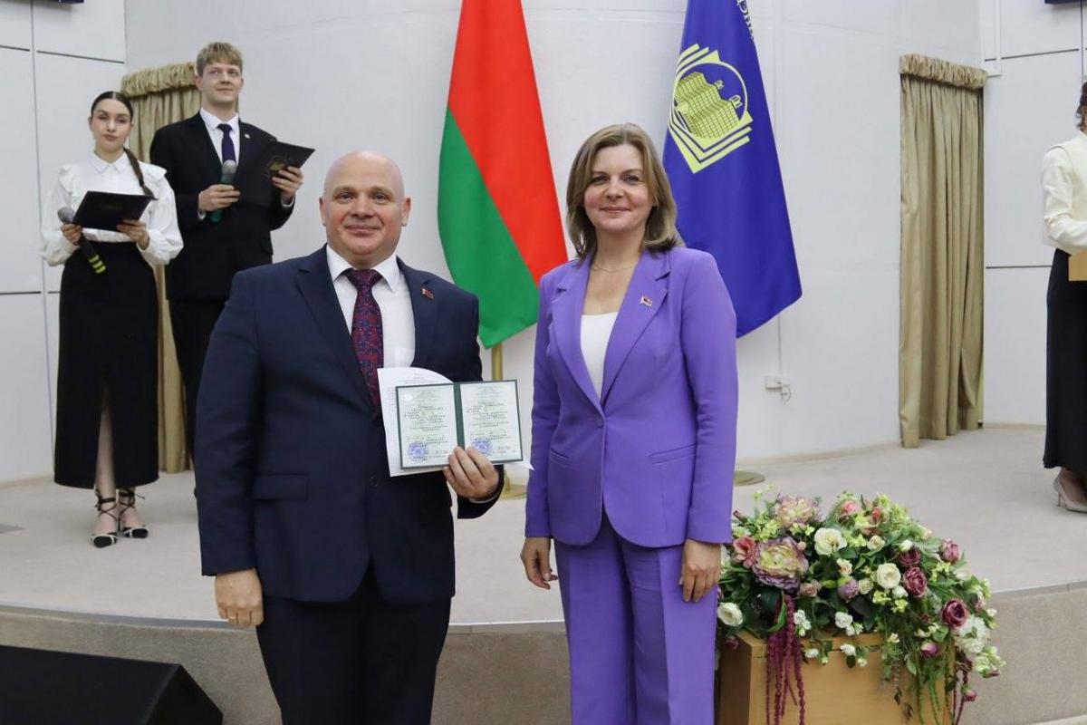 Поздравляем декана МСФ с успешным окончанием Академии! Поздравляем декана МСФ с успешным окончанием Академии!