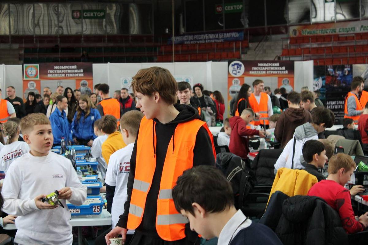 2 Студенты МСФ на турнире по робототехнике