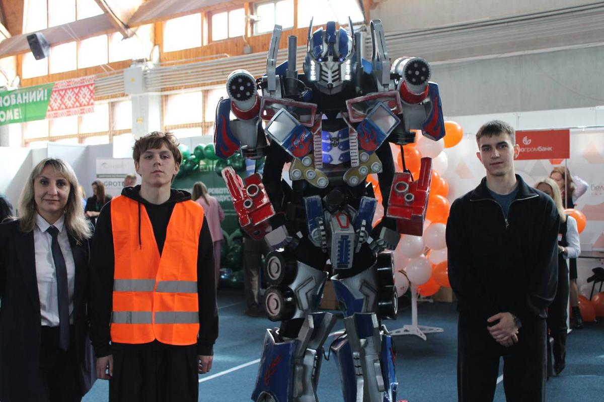 6 Студенты МСФ на турнире по робототехнике