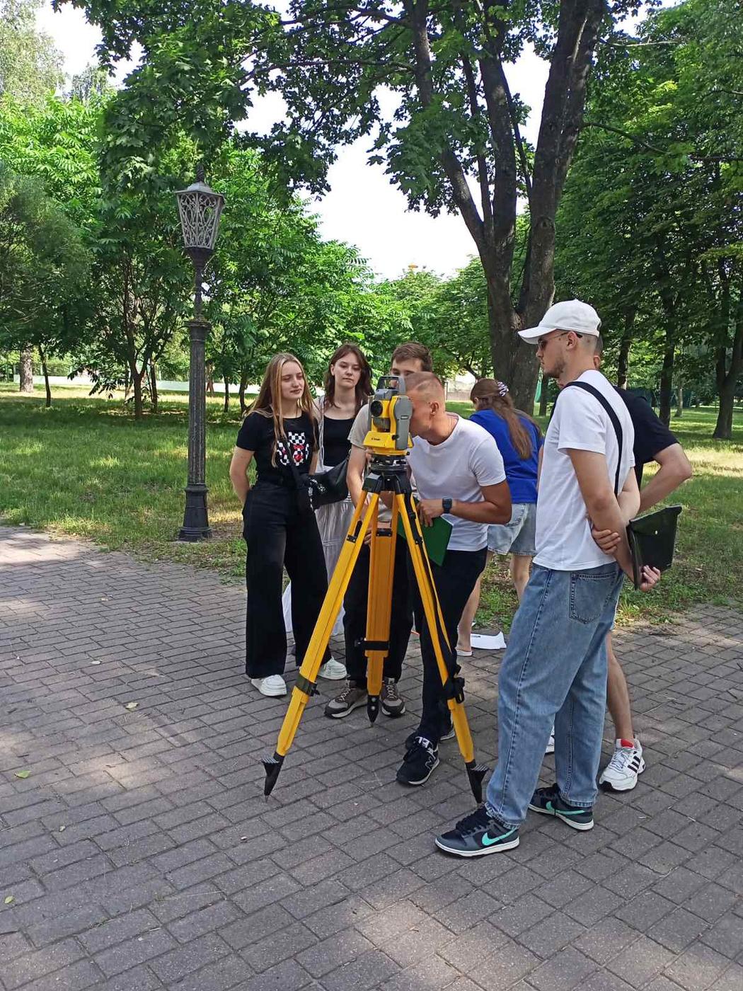 Студенты МСФ группы НР-41 проходят геодезическую практику в зелёной зоне г. Гомеля