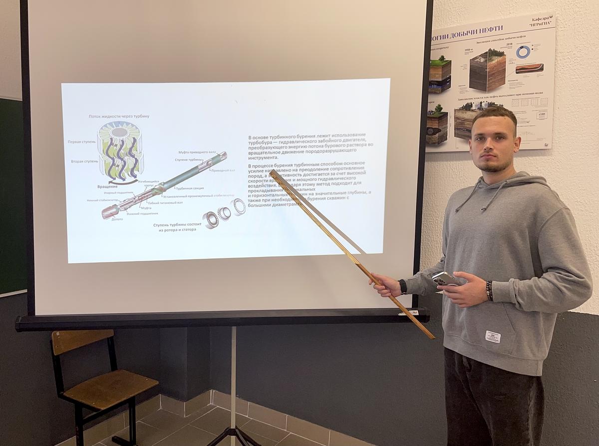 Студенты специальности «Разработка и эксплуатация нефтяных и газовых месторождений» успешно защитили курсовые работы в формате научных докладов